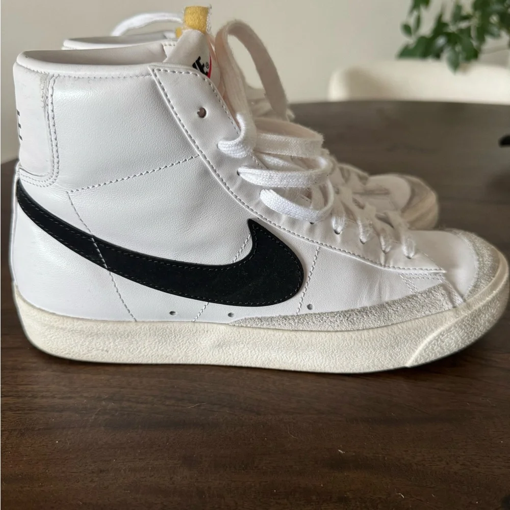 Nike Women’s Blazer Mid 77 - Picture 2 of 8